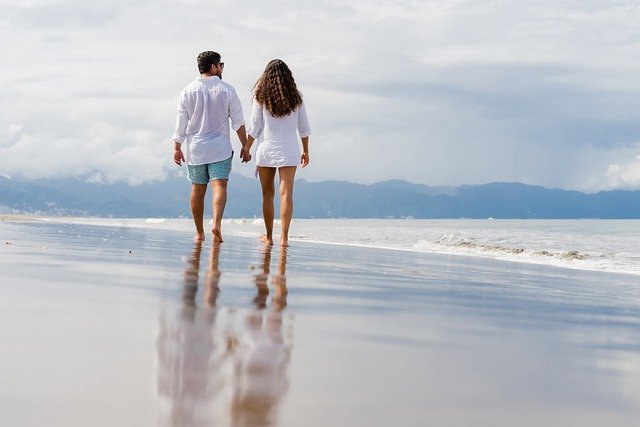 Beach Couple Leisure Stroll  - yugifrias / Pixabay