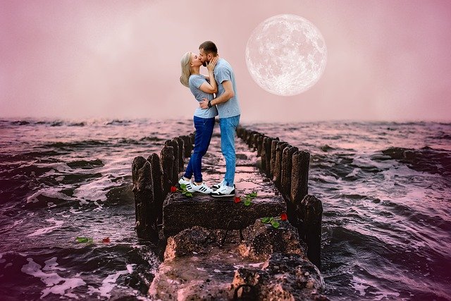 Couple Kiss Sea Love People  - susan-lu4esm / Pixabay