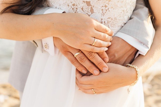 Hand Wedding Marriage Couple Love  - lubovlisitsa / Pixabay