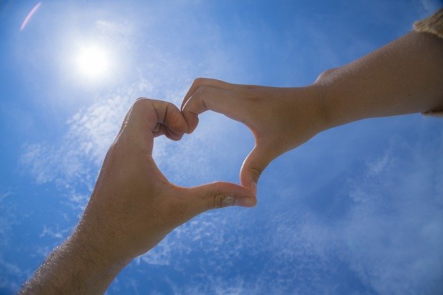 Heart Love Valentine Romance  - Grittapohn / Pixabay