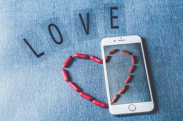 Love Heart Romantic Valentine  - Nietjuh / Pixabay