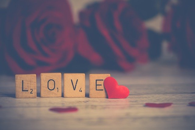 Love Valentine Heart In Love  - Nietjuh / Pixabay