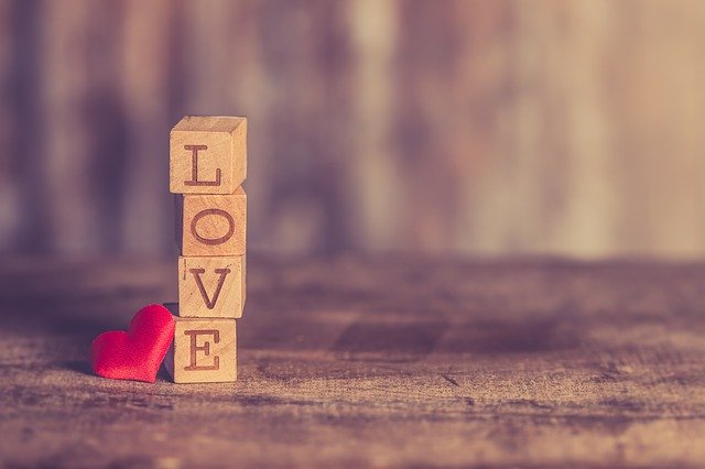 Love Valentine Romantic Heart  - Nietjuh / Pixabay