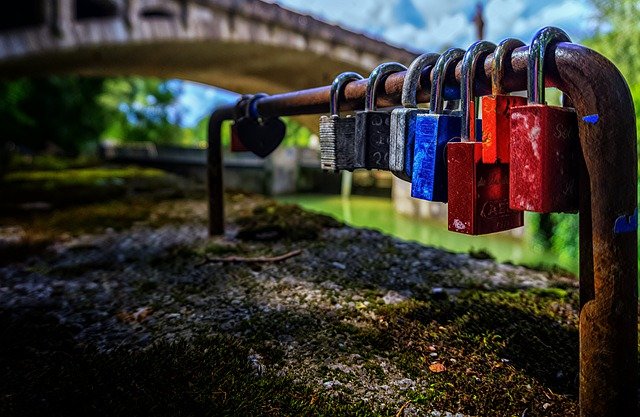 Padlock Security Metal Symbol Love  - Portraitor / Pixabay