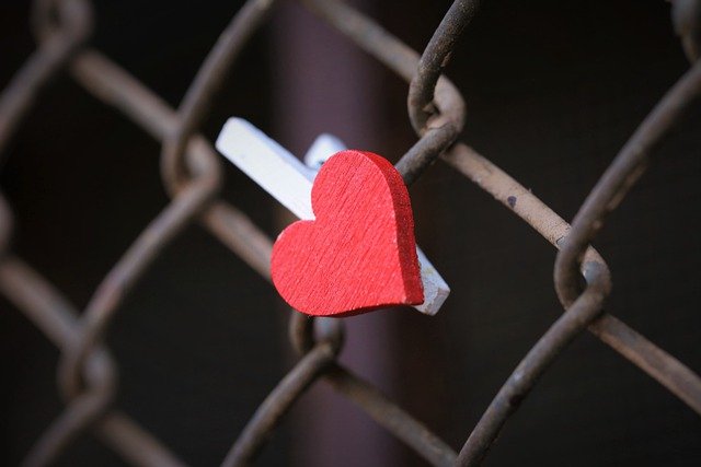 Red Heart Clip Iron Fence  - GoranH / Pixabay