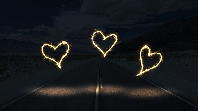 Road Night Light Heart Away Dark  - jplenio / Pixabay