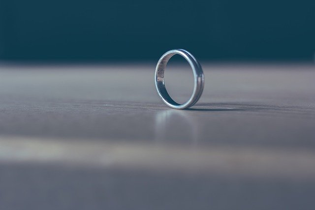 Solo Ring Table Metal Brilliant  - Devanath / Pixabay