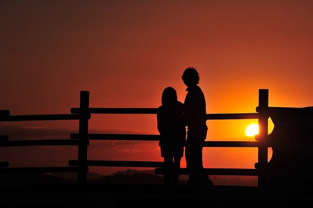 Sunset Couple Silhouette Fence  - 김경복 / Pixabay