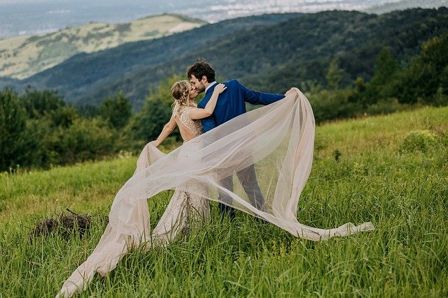 Wedding Couple Newlyweds  - racjunior / Pixabay